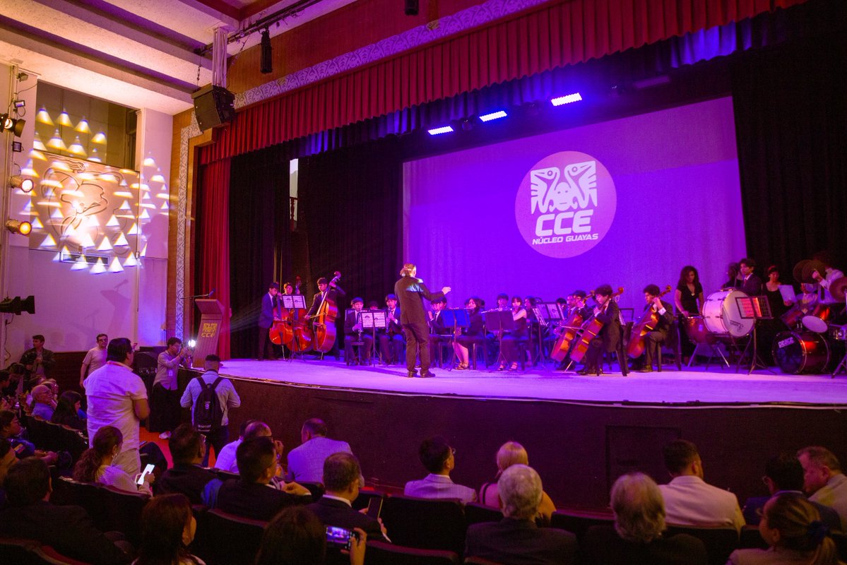segura_ep's tweet photo. En la conmemoración del 81avo. aniversario de la Casa de la Cultura Ecuatoriana-Núcleo Guayas, se realizó la entrega de reconocimientos al gerente general de #SeguraEP, Ing. @alexanchundi, al Gerente del Cuerpo de Agentes de Control Municipal, y al Agente Ángel Cevallos en representación de Unidad de Vinculación con la Comunidad de #SeguraEP, por sus labores y aportes al fortalecimiento del vínculo entre la institución y la ciudadanía.

La ceremonia contó con la participación de autoridades, representantes del sector cultural, instituciones públicas y privadas, artistas e invitados especiales, quienes se unieron para resaltar el valor de la cultura y el trabajo interinstitucional en beneficio de la comunidad.

#AsiSeHaceGuayaquil
#CiudadDeTodos
