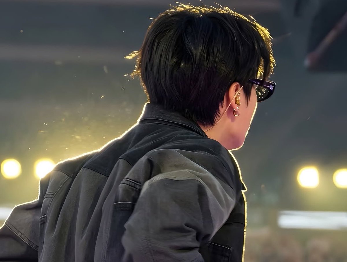 lovrgukie's tweet photo. the glasses make him look so charming https://t.co/RslrqERISc