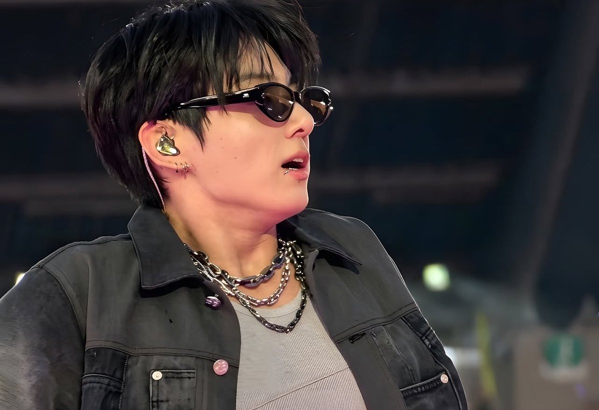 lovrgukie's tweet photo. the glasses make him look so charming https://t.co/RslrqERISc