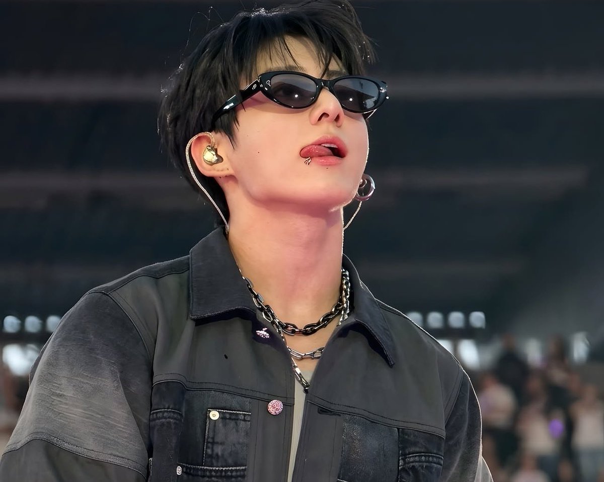 lovrgukie's tweet photo. the glasses make him look so charming https://t.co/RslrqERISc