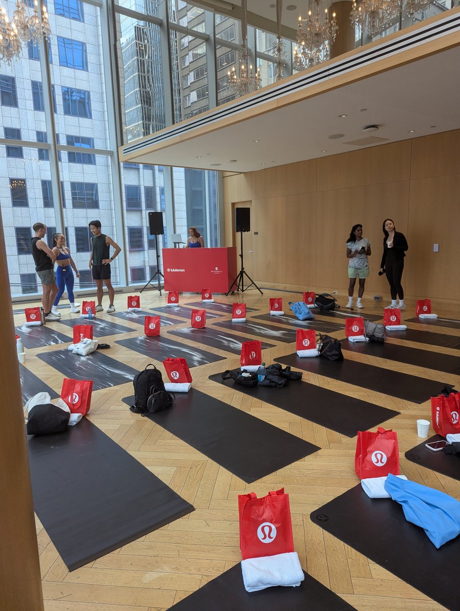 tloz_tlotr's tweet photo. @trycomoapp sticker vs @lululemon community event

#toronto #startup https://t.co/Qgi8g42MAK