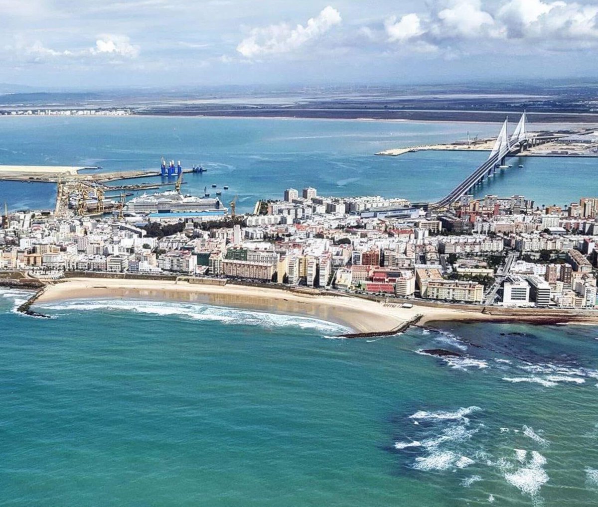 HistoriadeCadiz's tweet photo. Playa de Santa María del Mar #Cádiz https://t.co/No4LhZX84M