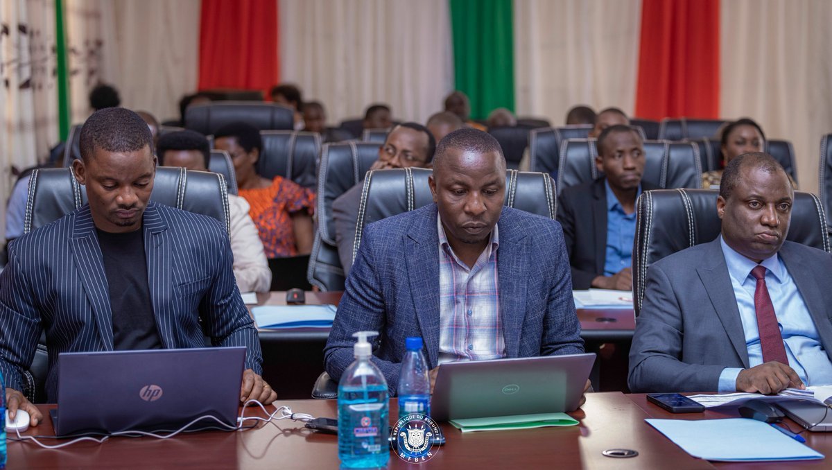 IrisNews_'s tweet photo. 📊 Besoin de comprendre les principales dispositions du Budget général de l'État du #Burundi pour l'exercice 2026-2027, récemment promulgué ?

Ce thread est fait pour vous. 👇

💳 Nouveaux tarifs des passeports, exonérations, taxes, redevances et autres mesures qui entrent en vigueur : voici l'essentiel à retenir.