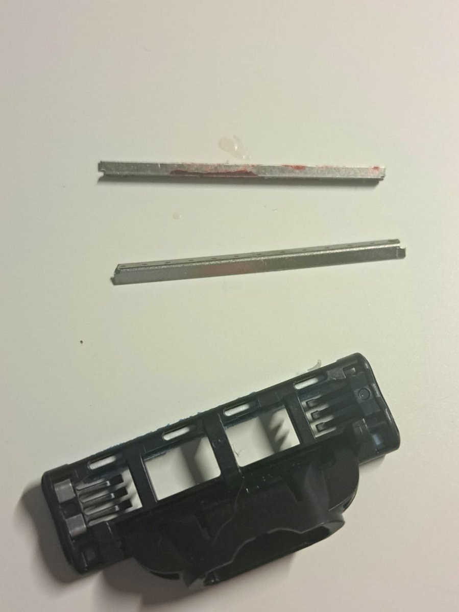 evaqdr's tweet photo. gilette razor blades 8/10
hurts a lot and you can easily do small styros with them. lost two points cuz they're hard to grab and i always cvt my fingers on accident. 
-----------------------------------------
my fav, taking them out is definitely worth it https://t.co/086FyTbgni