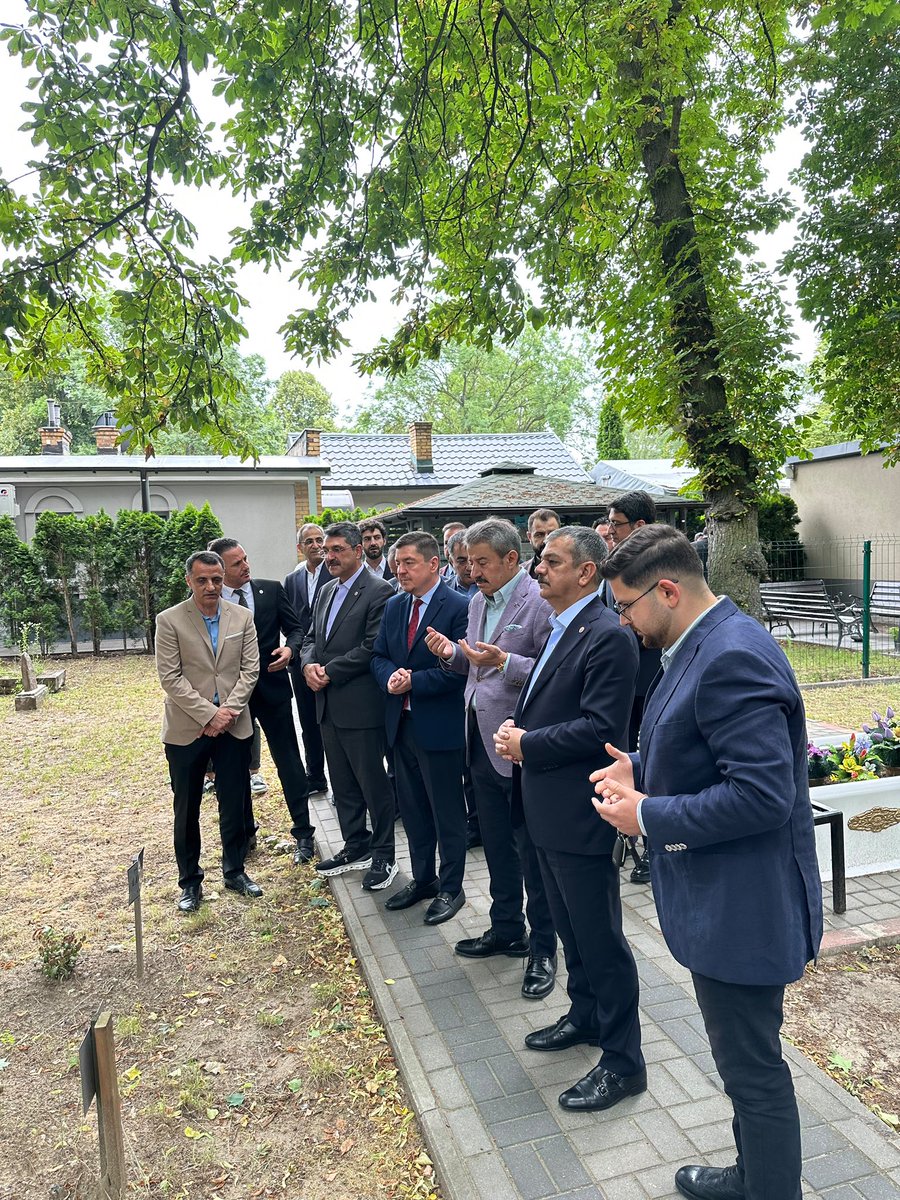 fnasiroglu's tweet photo. 📍 Varşova | Polonya

Polonya programımız kapsamında, Polonya Cumhuriyeti Müftüsü Sayın Tomasz Miśkiewicz ile bir araya gelerek ülkedeki Müslüman toplumunun dinî, sosyal ve kültürel hayatına ilişkin kapsamlı bir değerlendirmede bulunduk.

Görüşmemizde, asırlardır Polonya’da varlığını sürdüren Müslüman toplumunun inanç özgürlüğü, kültürel mirasının korunması ve toplumsal uyumun güçlendirilmesine yönelik yürütülen çalışmaları ele aldık.

Nazik ev sahipliği ve samimi misafirperverlikleri dolayısıyla Sayın Tomasz Miśkiewicz’e teşekkür ediyor, çalışmalarında başarılar diliyorum.

@RTErdogan @hasandogan @diyanetbasin