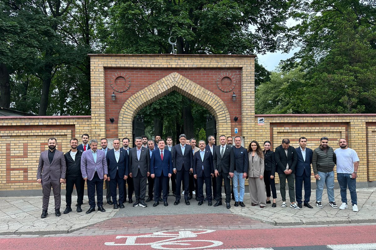 fnasiroglu's tweet photo. 📍 Varşova | Polonya

Polonya programımız kapsamında, Polonya Cumhuriyeti Müftüsü Sayın Tomasz Miśkiewicz ile bir araya gelerek ülkedeki Müslüman toplumunun dinî, sosyal ve kültürel hayatına ilişkin kapsamlı bir değerlendirmede bulunduk.

Görüşmemizde, asırlardır Polonya’da varlığını sürdüren Müslüman toplumunun inanç özgürlüğü, kültürel mirasının korunması ve toplumsal uyumun güçlendirilmesine yönelik yürütülen çalışmaları ele aldık.

Nazik ev sahipliği ve samimi misafirperverlikleri dolayısıyla Sayın Tomasz Miśkiewicz’e teşekkür ediyor, çalışmalarında başarılar diliyorum.

@RTErdogan @hasandogan @diyanetbasin