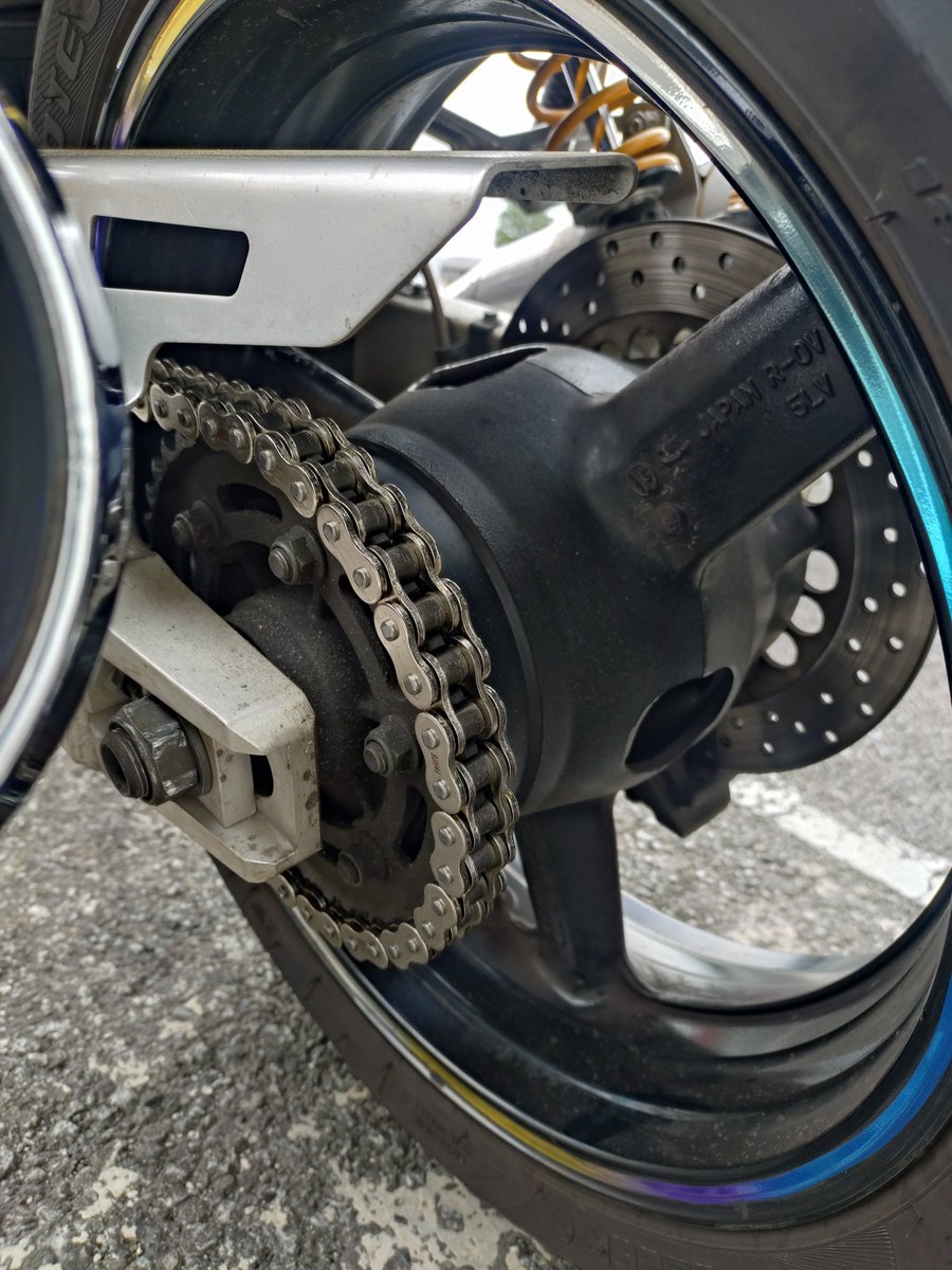 mitsuoka223's tweet photo. チェーンがそろそろ寿命だったので新品に交換！
知識無いので完全にお任せ。この先もしばらく乗ることを前提に、そこそこ良いやつを選んでくれたらしい。
わたしが選んだのは色だけ。目立たなくていい色です。 https://t.co/F5aQdtyFUA