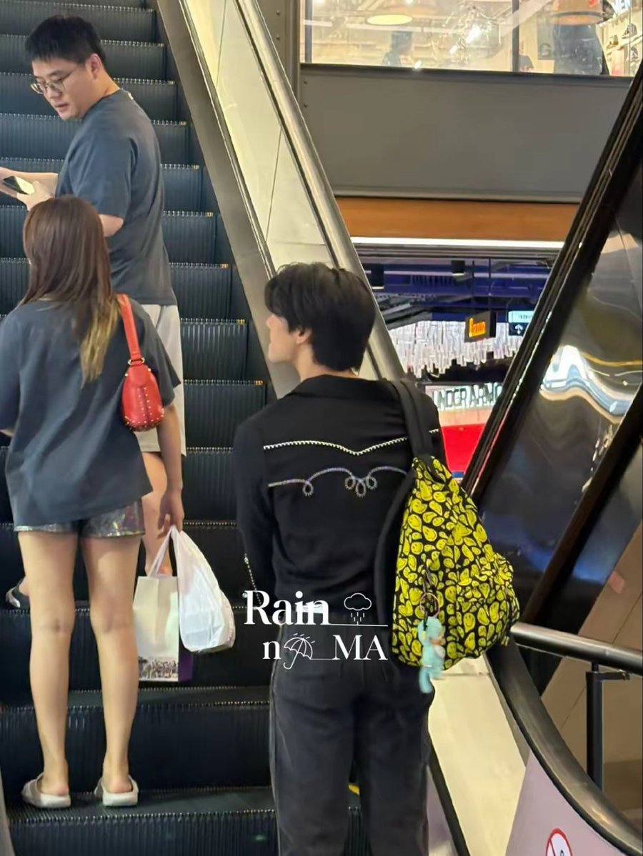 sfmaipo's tweet photo. Saw this in my gallery. If I didn’t know it was Apo, I would’ve thought he was Mile. No wonder people keep mistaking them for each other 😌 https://t.co/KibUPtytK9