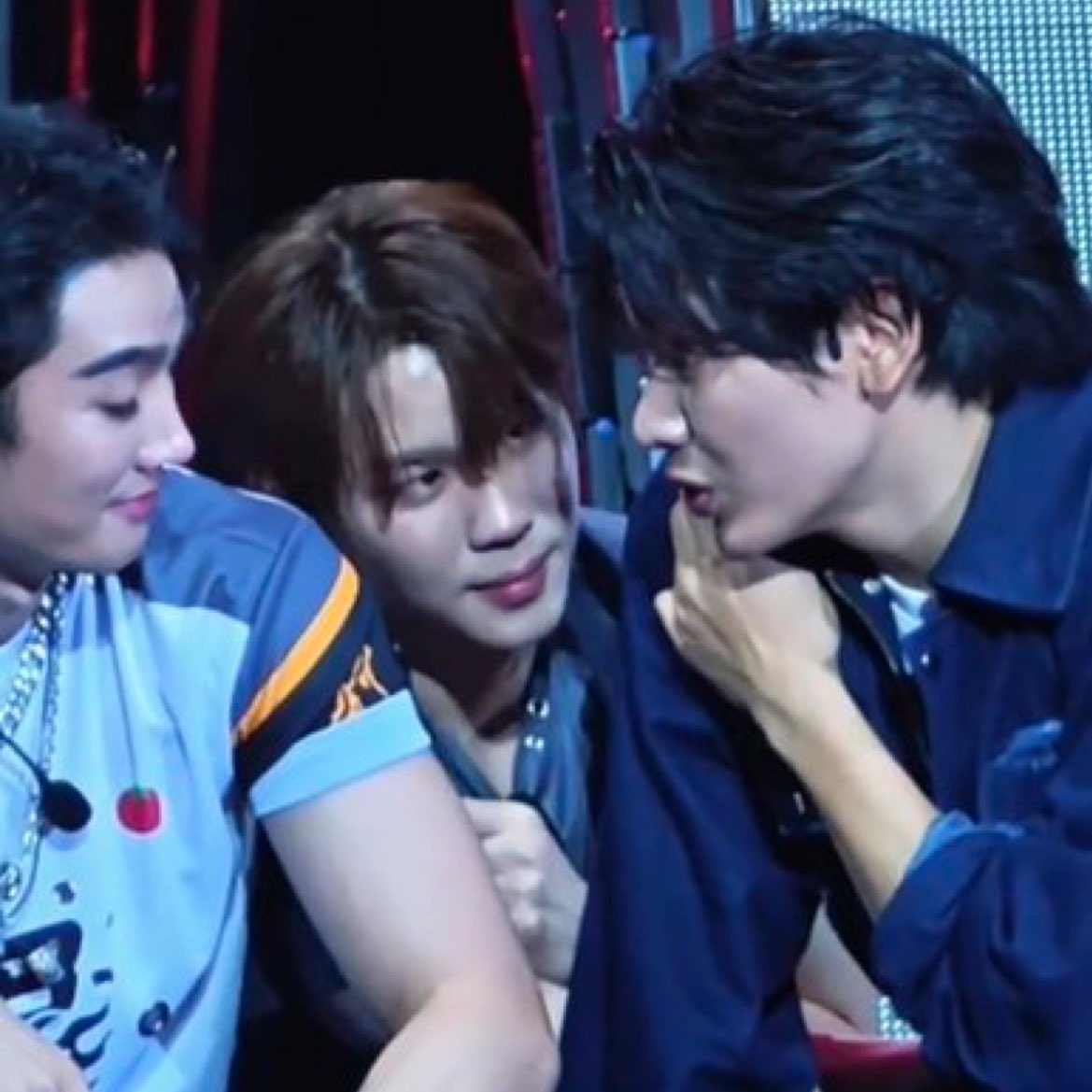 KT6_5PJ's tweet photo. (((ดึกแล้วตำรวจห้ามลง))) https://t.co/0ooJp9Nddf