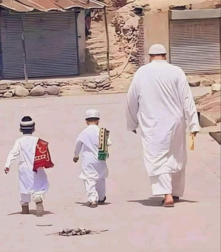 Waspapping_'s tweet photo. I can’t wait to start going to the mosque like this with my twins. https://t.co/hSjhAbxRtr
