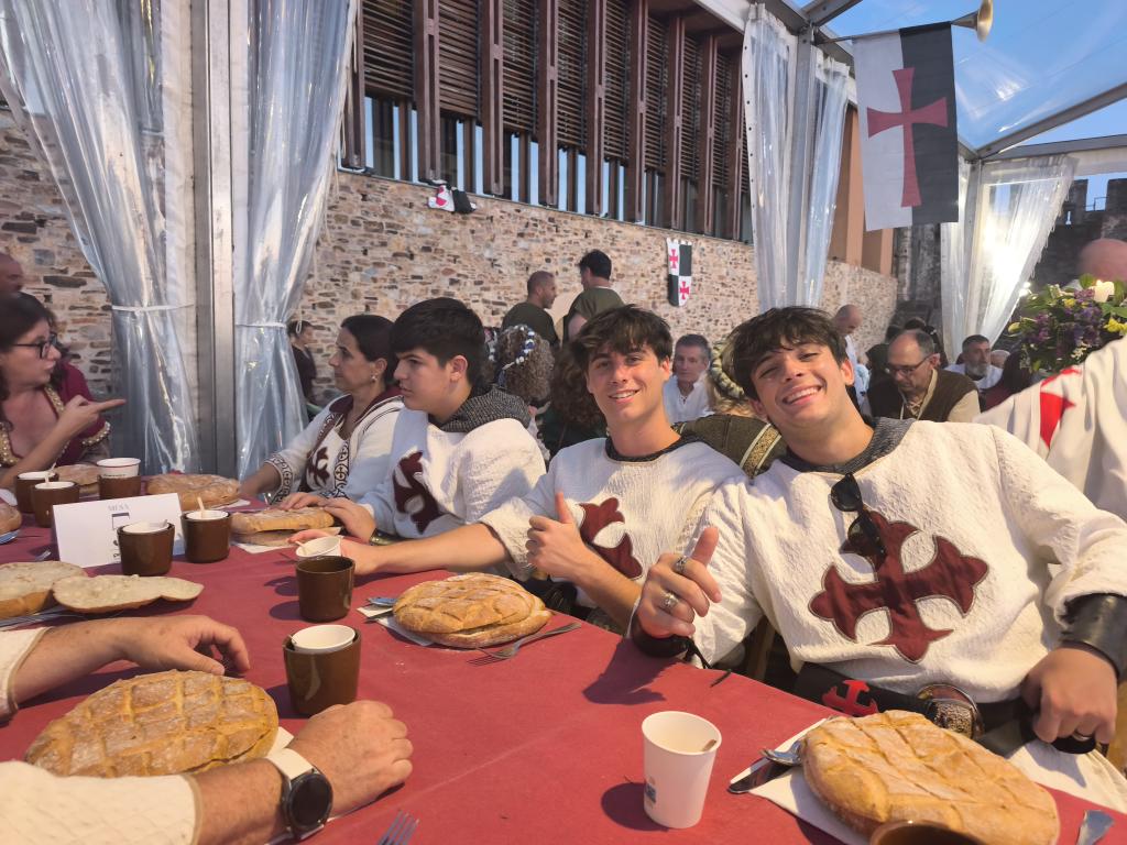 Temple_Caravaca's tweet photo. La cena medieval templaria en el @castillo_ponfe es una  experiencia más que recomendable. Cruzamos media España con gusto para cenar un año más con nuestros hermanos https://t.co/OrClonn7Bq