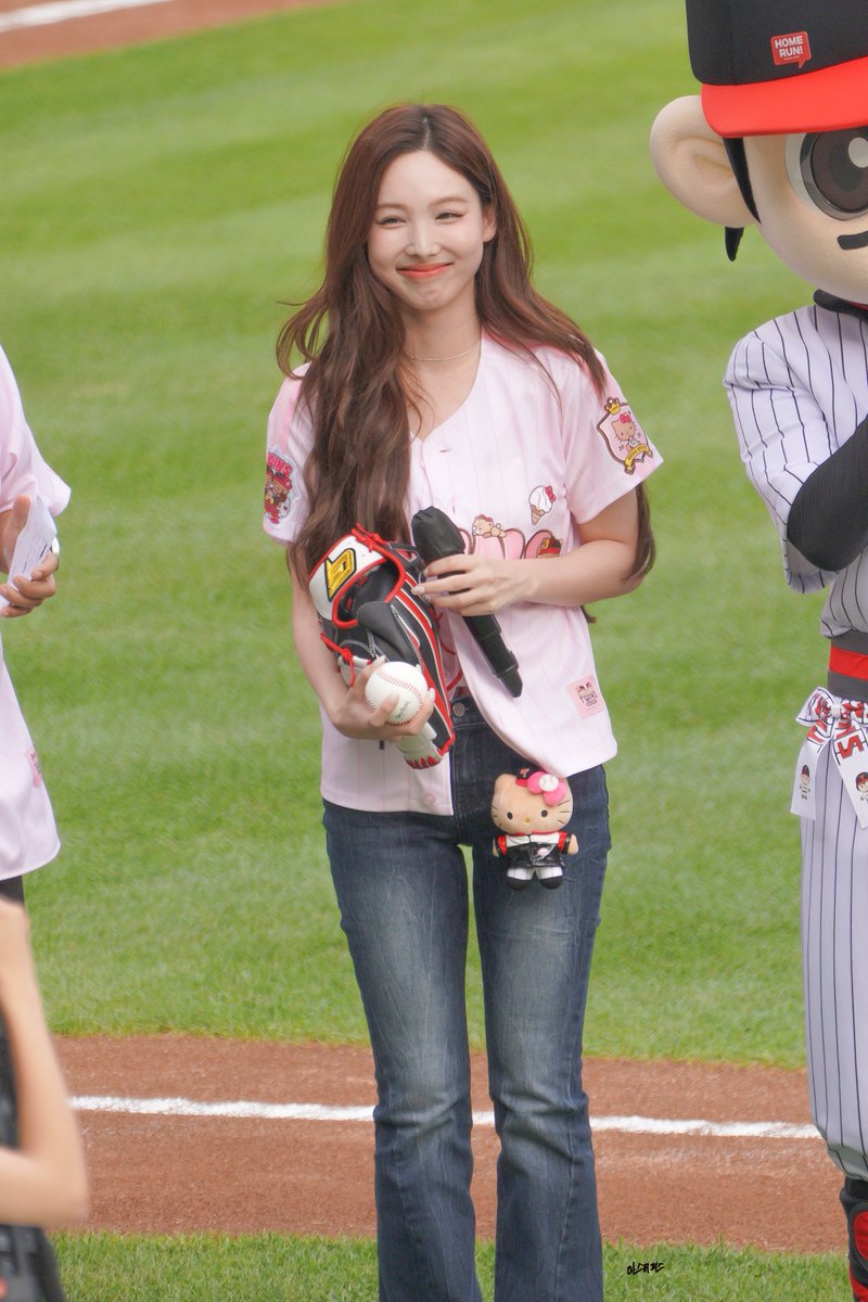 masterpiece_17_'s tweet photo. 엘지트윈스♡나연♡헬로키티
내년에도 또 하자
#나연 #nayeon #트와이스 https://t.co/RoIVsAJqEj