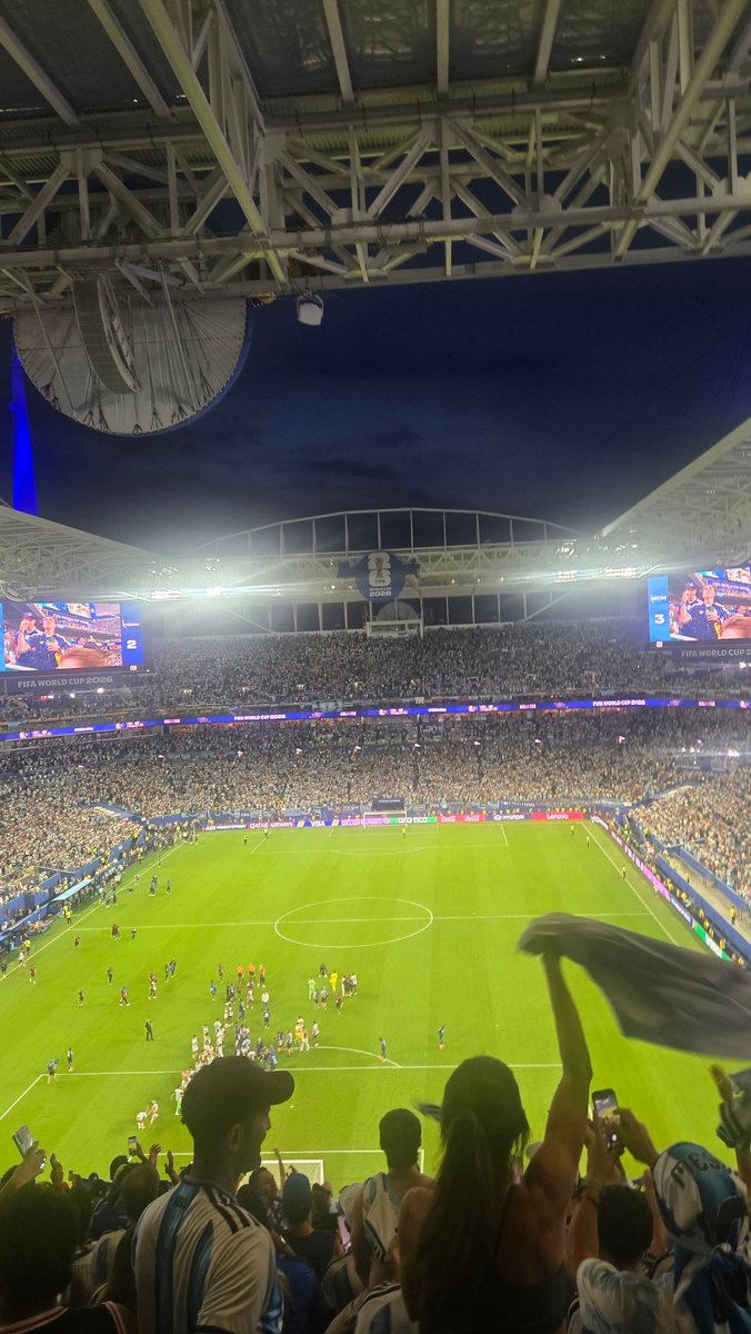 emilyr2's tweet photo. Ayer logramos vivir la experiencia de nuestro primer mundial, de verdad una locura y algo unico. Después de pasar dias fuertes con mi pais 🇻🇪. Toco apoyar ahora al pais de mi esposo y fue un momento de desconexión 🫶✌️ #FIFAWorldCup https://t.co/7vT3PgNGCr