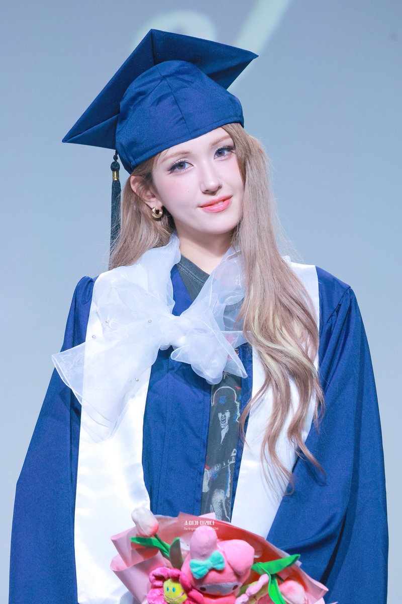 PISCESom's tweet photo. 𝟤𝟨𝟢𝟨𝟤𝟪  𝖧𝖰   

𝑃𝑟𝑜𝑚 𝑄𝑢𝑒𝑒𝑛 🎓

 #아이오아이 #전소미 #JEONSOMI https://t.co/zu60wN4Kze