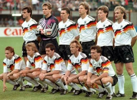 futbolretroes's tweet photo. Esta camiseta de Alemania en Italia 90 es una de las mejores de la historia de los Mundiales https://t.co/PnPcT4XoUY