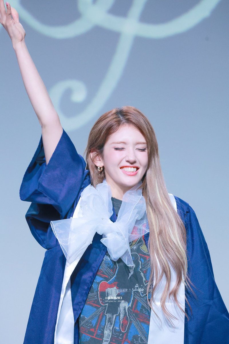 PISCESom's tweet photo. 𝟤𝟨𝟢𝟨𝟤𝟪  𝖧𝖰   

𝑃𝑟𝑜𝑚 𝑄𝑢𝑒𝑒𝑛 🎓

 #아이오아이 #전소미 #JEONSOMI https://t.co/zu60wN4Kze