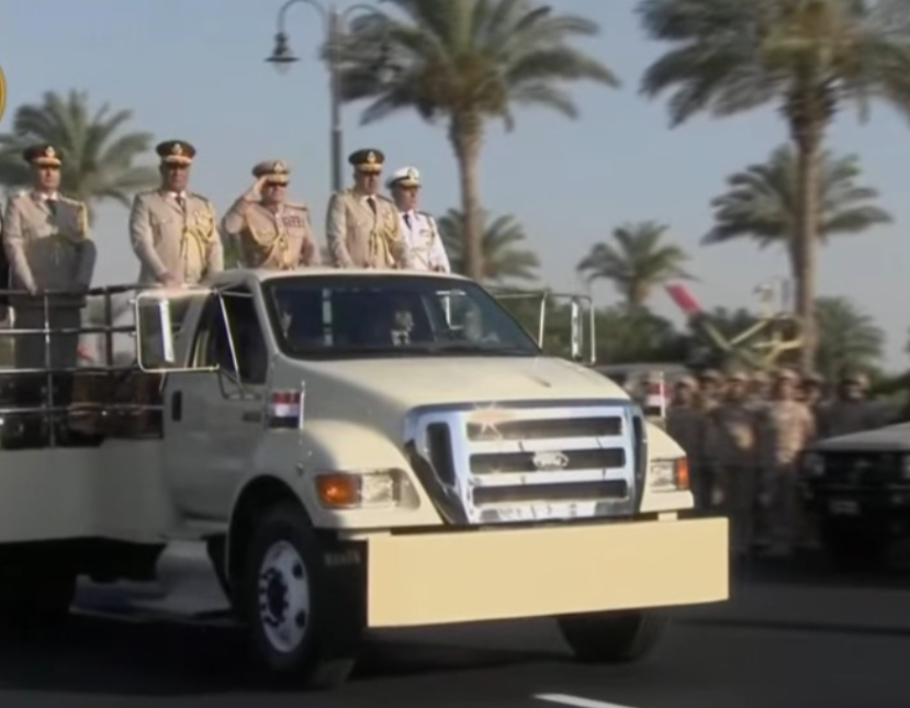cairo24_'s tweet photo. رسالة واضحة.. الرئيس السيسي بالزي العسكري في افتتاح مقر القيادة الاستراتيجية للدولة https://t.co/TYFn9WbW0d