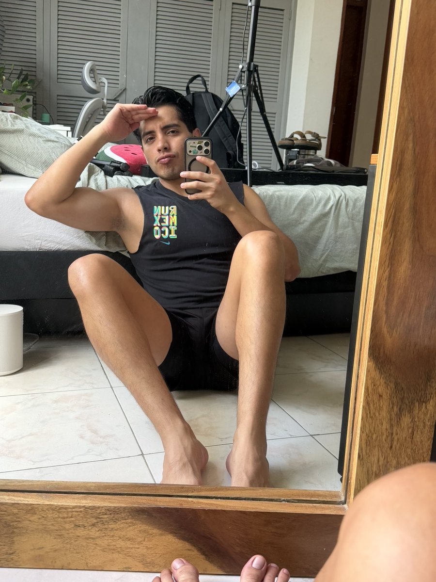 ericleinesn's tweet photo. Muy buenos días! Sábado limpiando mi habitación y ahora para el gym https://t.co/3UWmqGjSvP