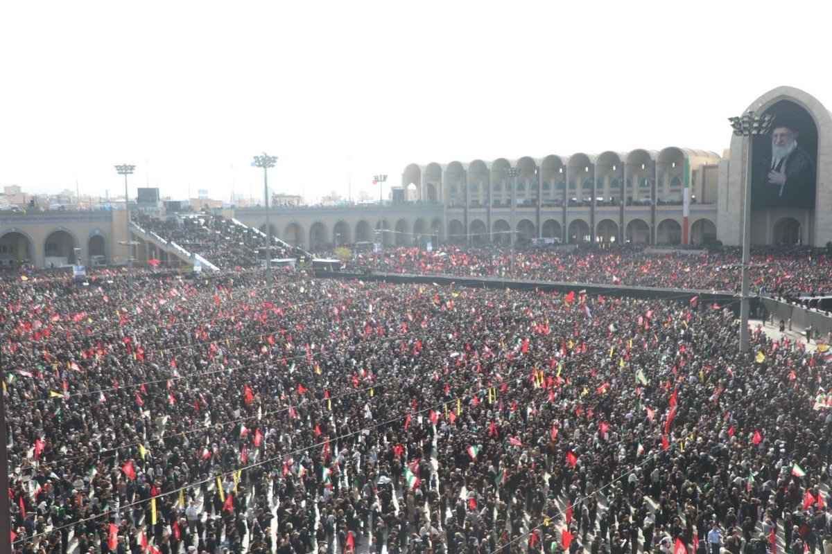 shahinkhan110's tweet photo. نسل جوان، سکان‌دار اصلی این وداع تاریخی است. آنهایی که شاید برخی از آن‌ها حتی یک بار هم رهبر را از نزدیک ندیده بودند، اما امروز با دلی آکنده از عشق و چشمانی بیدار، فریاد می‌زنند: راهت ادامه دارد، ما هستیم برای برپایی آرمان‌هایت #باید_برخاست #آقای_شهید_ایران https://t.co/9UDE3s9v55