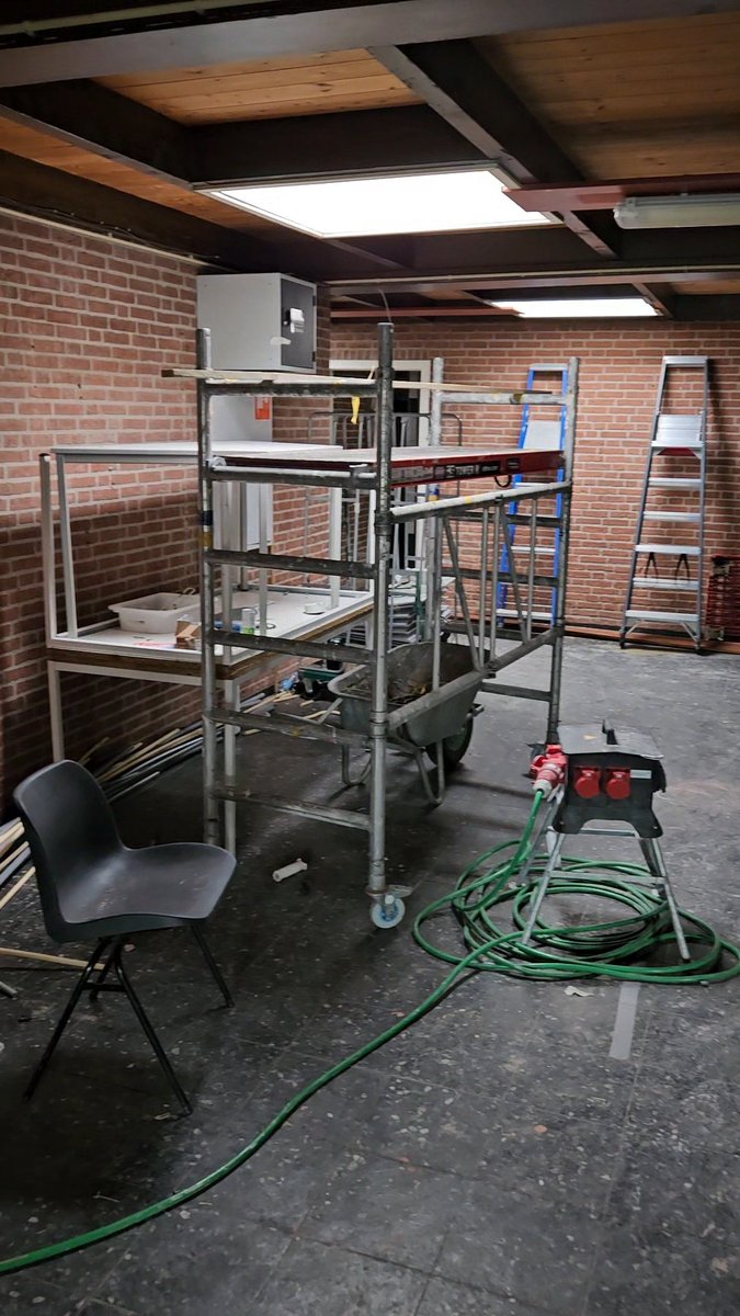 Luuk_Drost's tweet photo. Vanmorgen in mijn uppie een laatste wandeling door de accomodatie gemaakt (excl de kantine). Wetend dat we met elkaar hier herinneringen hebben gemaakt. 

Al veel werk verricht. Woensdag gaat de sloopkogel er door. Raar maar we krijgen er iets moois voor terug, dat is zeker! 💚🤍 https://t.co/40wQ39gLbN
