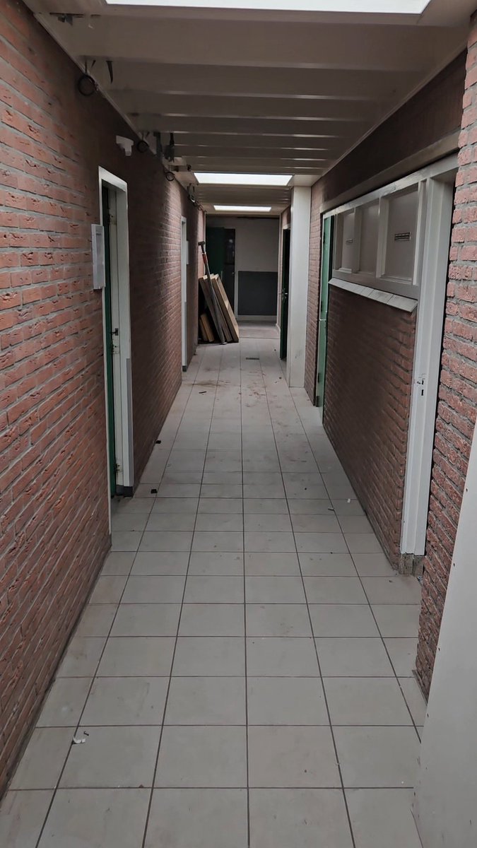 Luuk_Drost's tweet photo. Vanmorgen in mijn uppie een laatste wandeling door de accomodatie gemaakt (excl de kantine). Wetend dat we met elkaar hier herinneringen hebben gemaakt. 

Al veel werk verricht. Woensdag gaat de sloopkogel er door. Raar maar we krijgen er iets moois voor terug, dat is zeker! 💚🤍 https://t.co/40wQ39gLbN