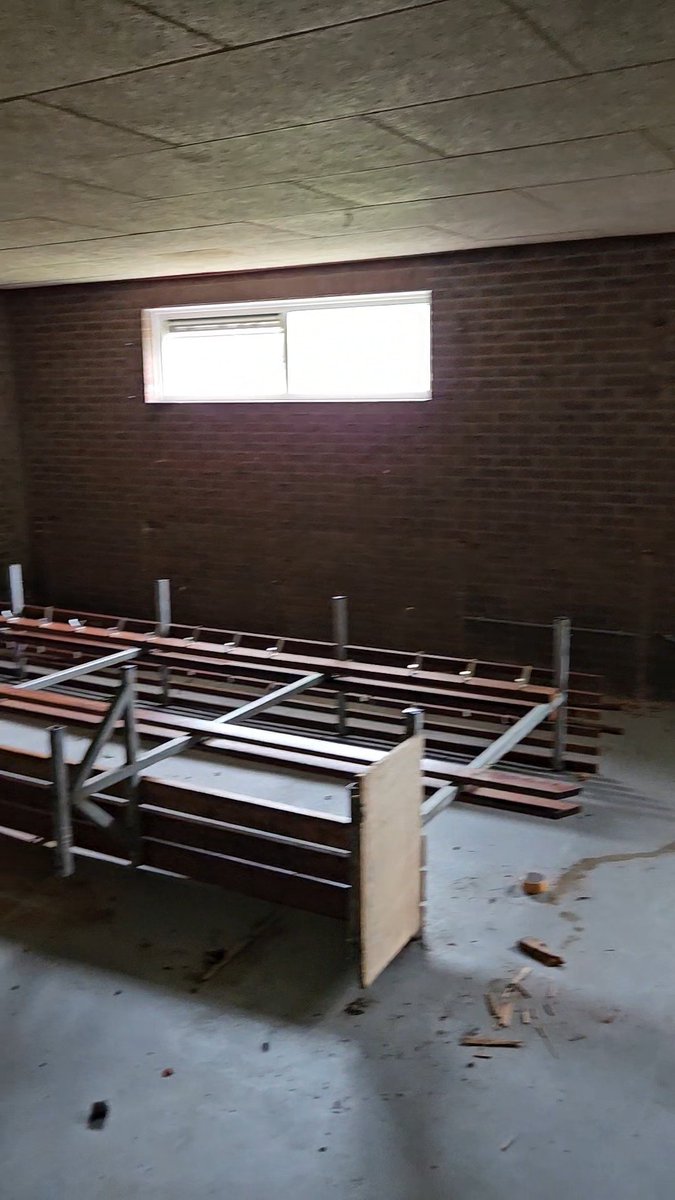 Luuk_Drost's tweet photo. Vanmorgen in mijn uppie een laatste wandeling door de accomodatie gemaakt (excl de kantine). Wetend dat we met elkaar hier herinneringen hebben gemaakt. 

Al veel werk verricht. Woensdag gaat de sloopkogel er door. Raar maar we krijgen er iets moois voor terug, dat is zeker! 💚🤍 https://t.co/40wQ39gLbN