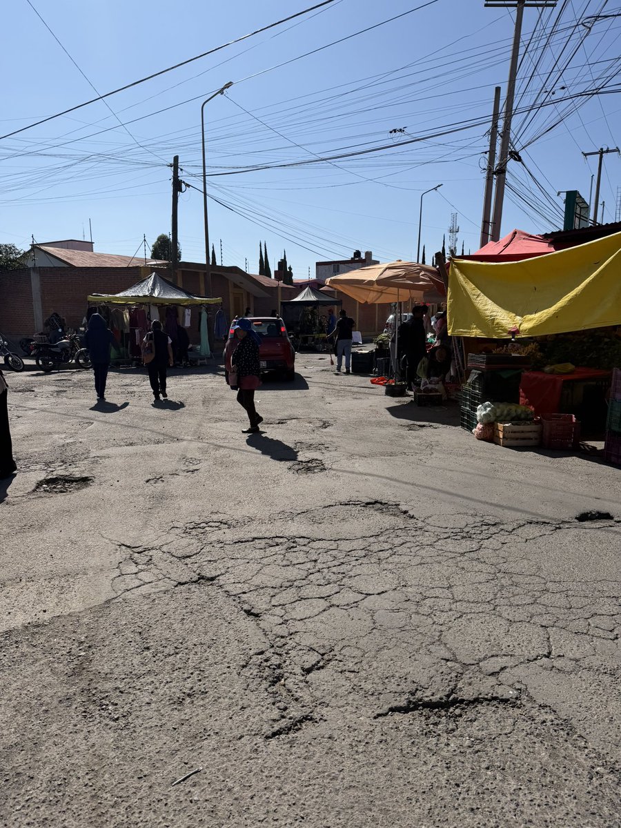 Maverick81982's tweet photo. @pepechedrauimx @DifPueCapital @Chuy_CortesC Hola @pepechedrauimx @armentapuebla_ @Claudiashein podrían ayudarnos a organizar esta calle no podemos pasar por las banquetas https://t.co/QGrkiRyOwz