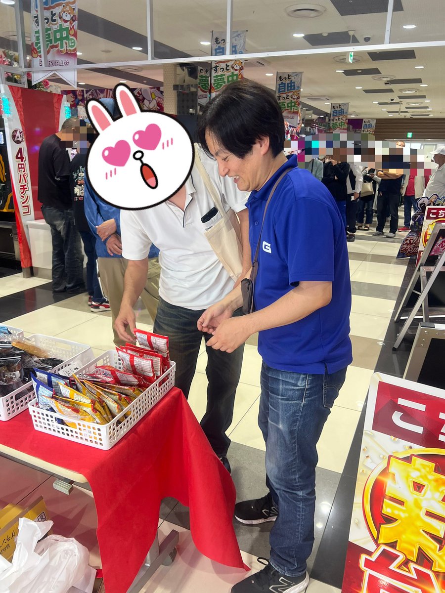 warausentai's tweet photo. 🔵🩷でALIVE小名浜店様へ！🚗³₃
小名浜のみなさん、今日も元気いっぱいにお話ししてくれて、ありがとうございました♡

そして、🩷ファンの方が遊びに来てくれました！✨️
2020年のサイン入りグッズだと…？！
素敵な古参です♡♡♡
ホットレンジャーへの差し入れも、ありがとうございました！🥰🥰🥰 https://t.co/zsUfJYHvC2