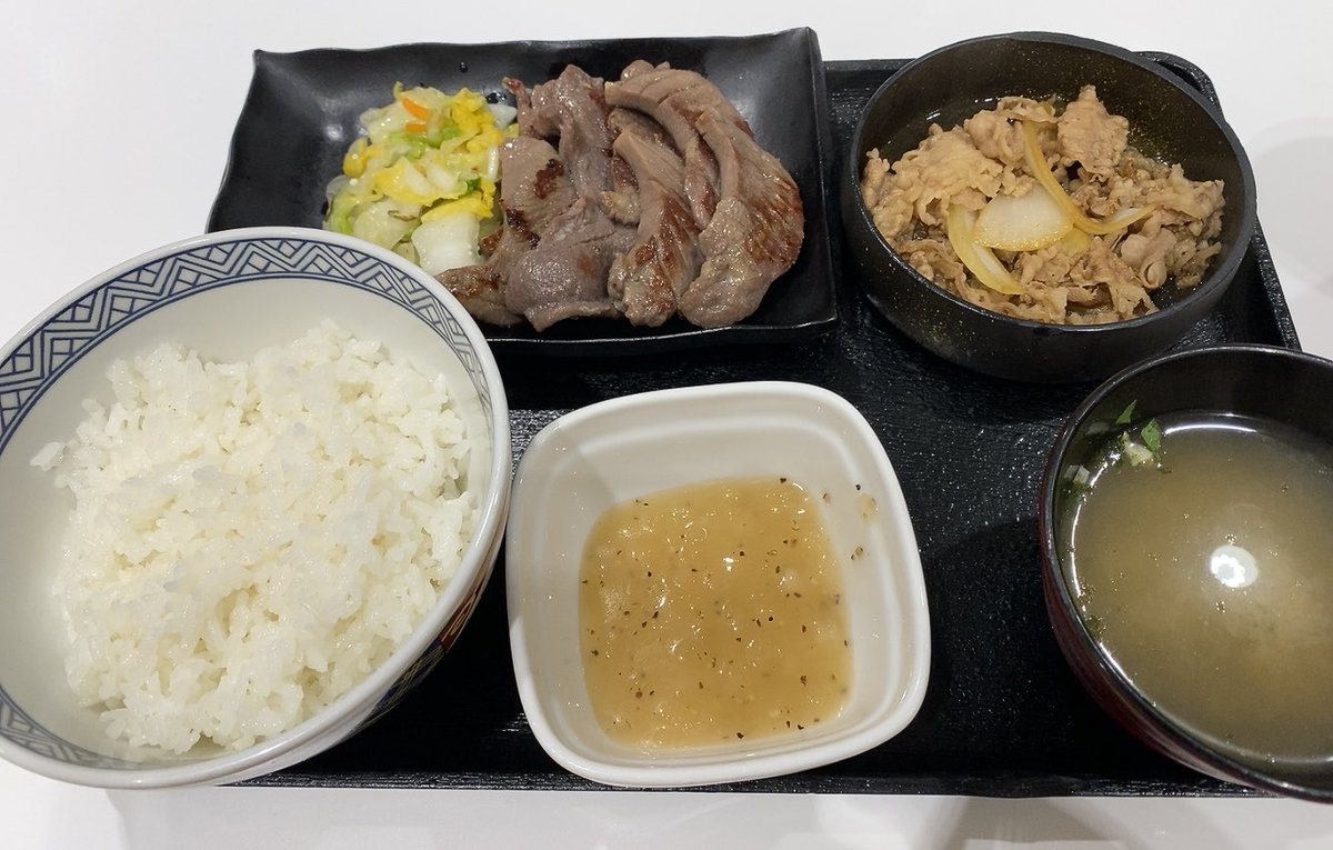 Lito23905990's tweet photo. 今日のおひる
吉野家の牛たん・牛皿御膳いただきました
結構牛タン厚くて美味しかったです( ´ ▽ ` )
ちょっとネギ塩だれ塩辛いかなーぐらい
アミュプラザ駐車場待ちの時にSL人吉の車両見えたけどまだ走ってるのかな？ https://t.co/YPfy8aW0zB