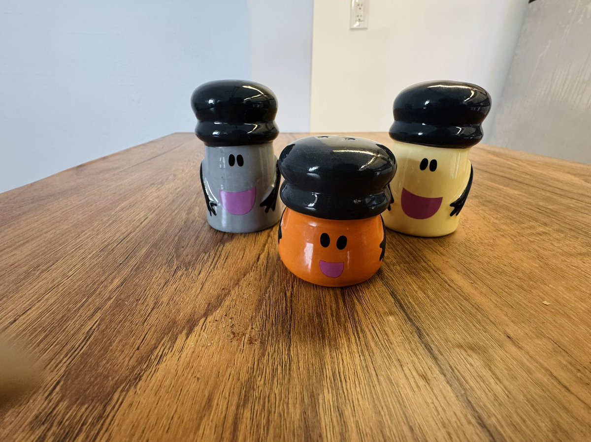 tiffgphotograph's tweet photo. My favorite plate and my favorite seasoning shakers 🥳 https://t.co/Q8yjGQ1LvM