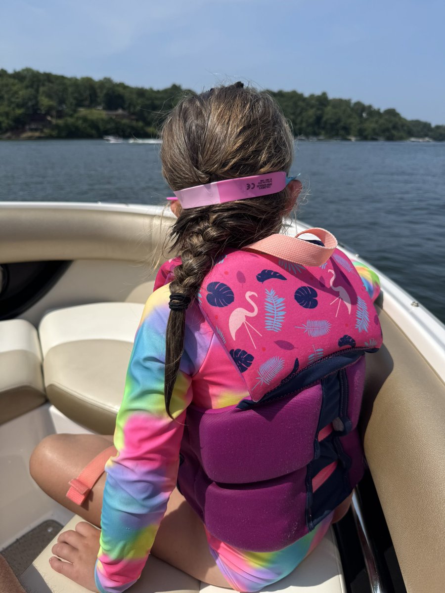 Tinley256's tweet photo. We live in an amazing country! Happy 4th. This little girl is what it’s all about for me. God bless the greatest country on earth! https://t.co/cBthzLDlLk
