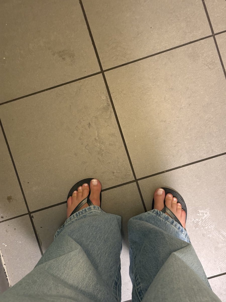 YourElenaM's tweet photo. Gåtur i finværet, lufte tærne litt ✨🥰 #findom #feetlover #humanatm https://t.co/N2Vk8WvW5N