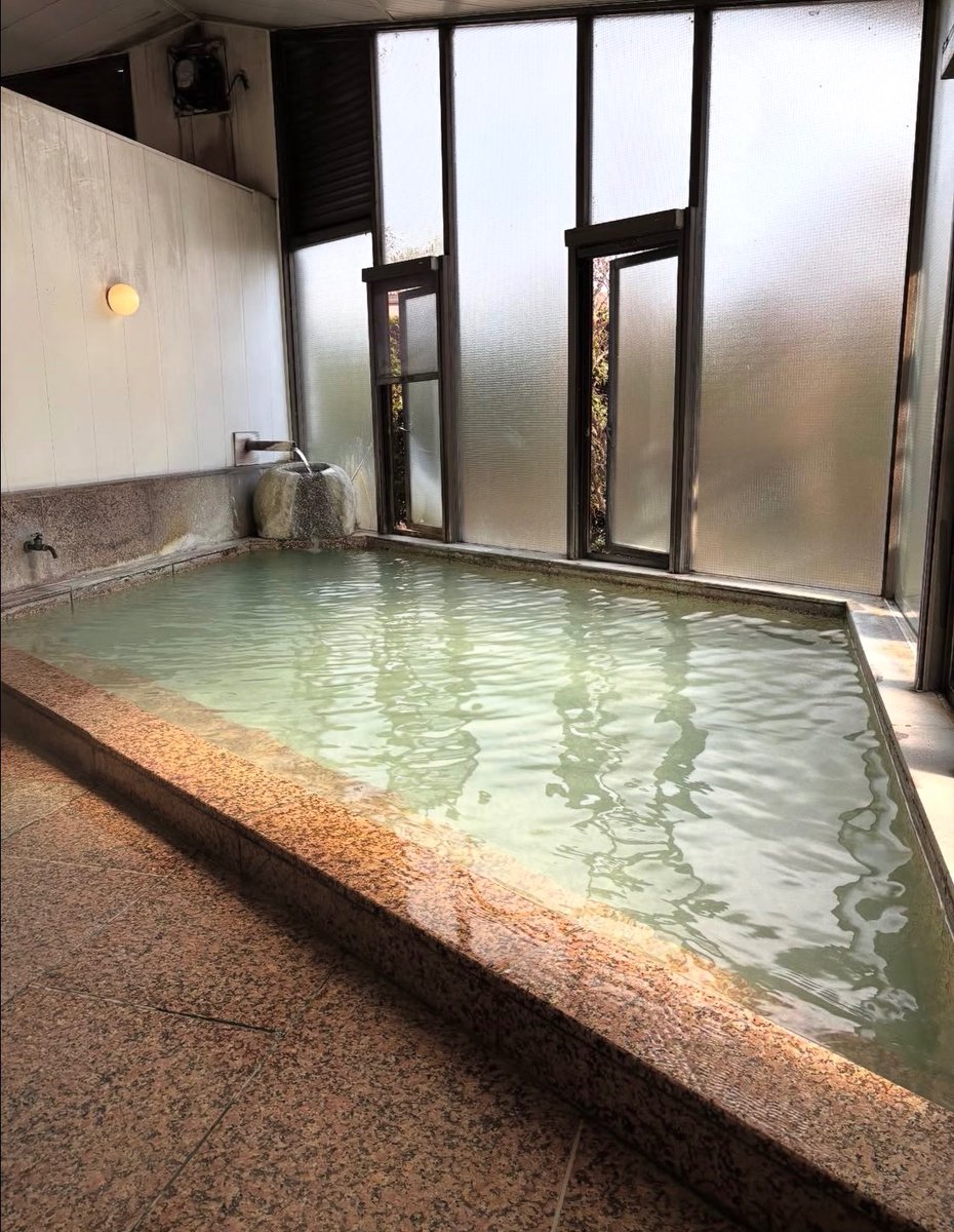 Fukushima_yu_'s tweet photo. 📍福島県二本松市 岳温泉「岳の湯」

安達太良山麓の高原温泉郷・岳温泉の中心部、国道459号と桜坂の交差点にある好アクセスの日帰り入浴施設（素泊まり宿併設）。赤い「ゆ」の暖簾が目印のレトロで素朴な雰囲気のお店です♨️

源泉から約8kmの長距離引き湯で運ばれる全国でも珍しい酸性泉を100%源泉かけ流しで味わえる、気軽に本格湯を楽しめる定番スポットです✨

【泉質がすごい】
•  単純酸性泉（pH2.48〜2.5前後）
•  源泉100%かけ流し（湯口付近で約51℃）
•  引き湯により適度に湯もみされ、肌に優しい柔らかな湯に。メタケイ酸豊富な美人の湯
•  無色透明（天候により乳白色になるミルキーデイあり）。サッパリとした湯ざわり
•  効能: 慢性皮膚病（アトピーなど）、神経痛、筋肉痛、関節痛、五十肩、冷え性、疲労回復、慢性消化器病、切り傷、やけどなど
•  全国美肌の湯ランキングでも上位常連の殺菌力・美肌効果が高い酸性泉です

【施設の魅力】♨️
•  内湯のみ（男女別、シンプルな造り）。源泉の良さをストレートに堪能できる
•  レトロな雰囲気で落ち着けるロビー・休憩スペース
•  素泊まり宿泊も可能（湯治向き）
•  駐車場20台無料

日帰り入浴♨️
•  営業時間: 10:00〜19:30（最終受付19:00頃）
•  定休日: 火曜日（祝日の場合は営業・振替あり）
•  料金: 大人400円 / 小学生150円 / 幼児無料
•  おすすめ: 酸性泉のサッパリ感をゆったり。個室休憩プランもあり。固形石鹸・ドライヤー完備（タオル等販売あり）

注意点
•  酸性泉のため敏感肌の人は入浴後しっかり保湿を。熱めが苦手な人は温度に注意
•  施設はシンプル（露天風呂なし・食事提供なし）。アメニティは最小限
•  高原の爽やかな温泉街の中心にあり、散策（温泉神社・手湯・鏡ヶ池）も楽しめる
岳の湯は、岳温泉の代表的な酸性美肌泉をリーズナブルに楽しめる隠れた名湯！

東北道二本松ICから約15分、JR二本松駅からバス25分とアクセスも良く、湯めぐりや高原ドライブの立ち寄りにぴったりのスポットです♨️
