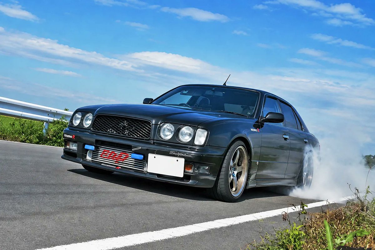 TunedCarsJapan's tweet photo. 455馬力＋6速MTのY33グロリアが異次元すぎる！
https://t.co/WgNS30AW2U

VQ30DETの弱点を克服するセミクローズドデッキ化やTD06-25Gタービンを投入し、455馬力仕様へ進化。さらにAT専用車だったY33を6速MT化し、ストリートからゼロヨンまで楽しめる万能スポーツセダンへと仕上げられた。 https://t.co/65sB82emuB