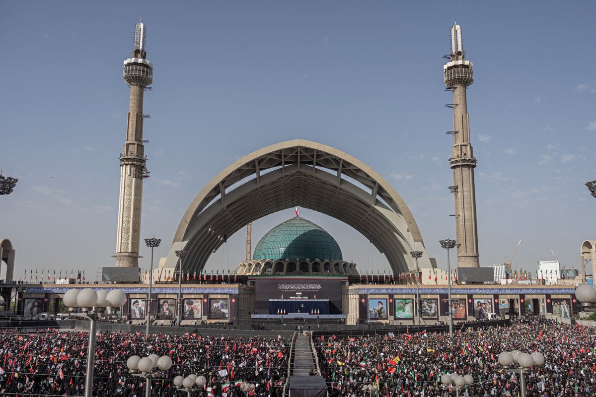 AJEnglish's tweet photo. Iranians mourn late Supreme Leader Ayatollah Ali Khamenei during funeral ceremony in Tehran.

🔴 LIVE updates: https://t.co/UbA5azfR8z https://t.co/lxFxvkhGFw