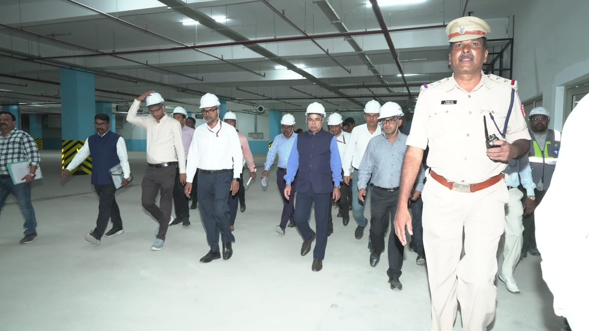 SCRailwayIndia's tweet photo. 🚉 Shri Satish Kumar, Chairman, Railway Board, reviewed the ongoing redevelopment works at Secunderabad Railway Station today. He inspected the south side station entrance and redeveloped facade, first and second floors, underground parking facility and the overall station redevelopment plan.
He was accompanied by Shri Sanjay Kumar Srivastava, General Manager, SCR; Dr. R. Gopalakrishnan, Divisional Railway Manager, Secunderabad Division and senior Railway officials throughout the inspection

@RailMinIndia @drmsecunderabad
