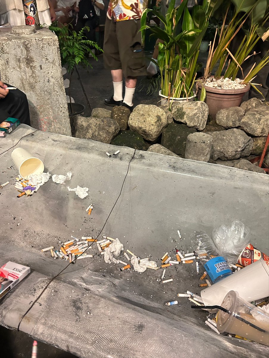 sshimoke's tweet photo. hoy yung mga nagyoyosi sa cubao expo pwede wag niyo naman gawing tapunan ng basura yung bathtub ang dugyot https://t.co/5yRfJJNKj4
