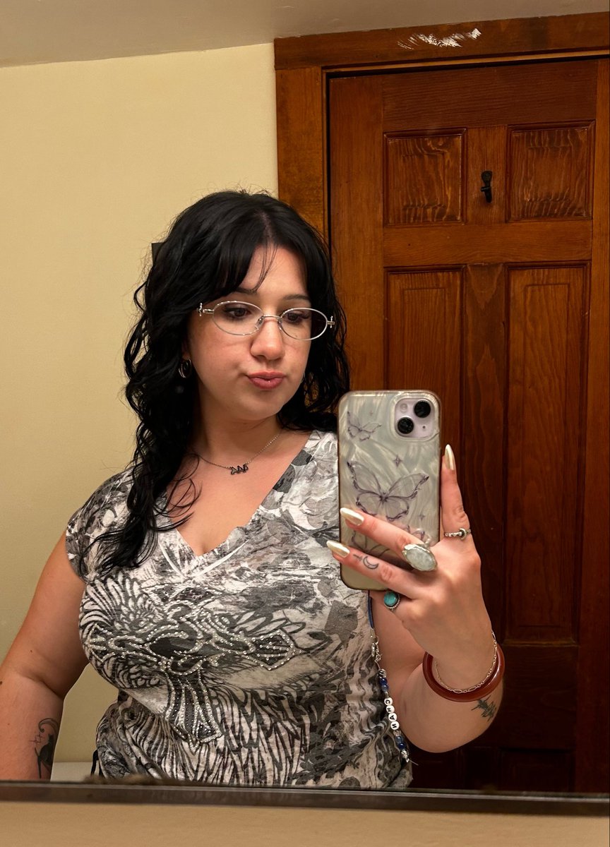 dioslvt's tweet photo. yeah another work selfie in the bathroom https://t.co/ipNRnIGIGw