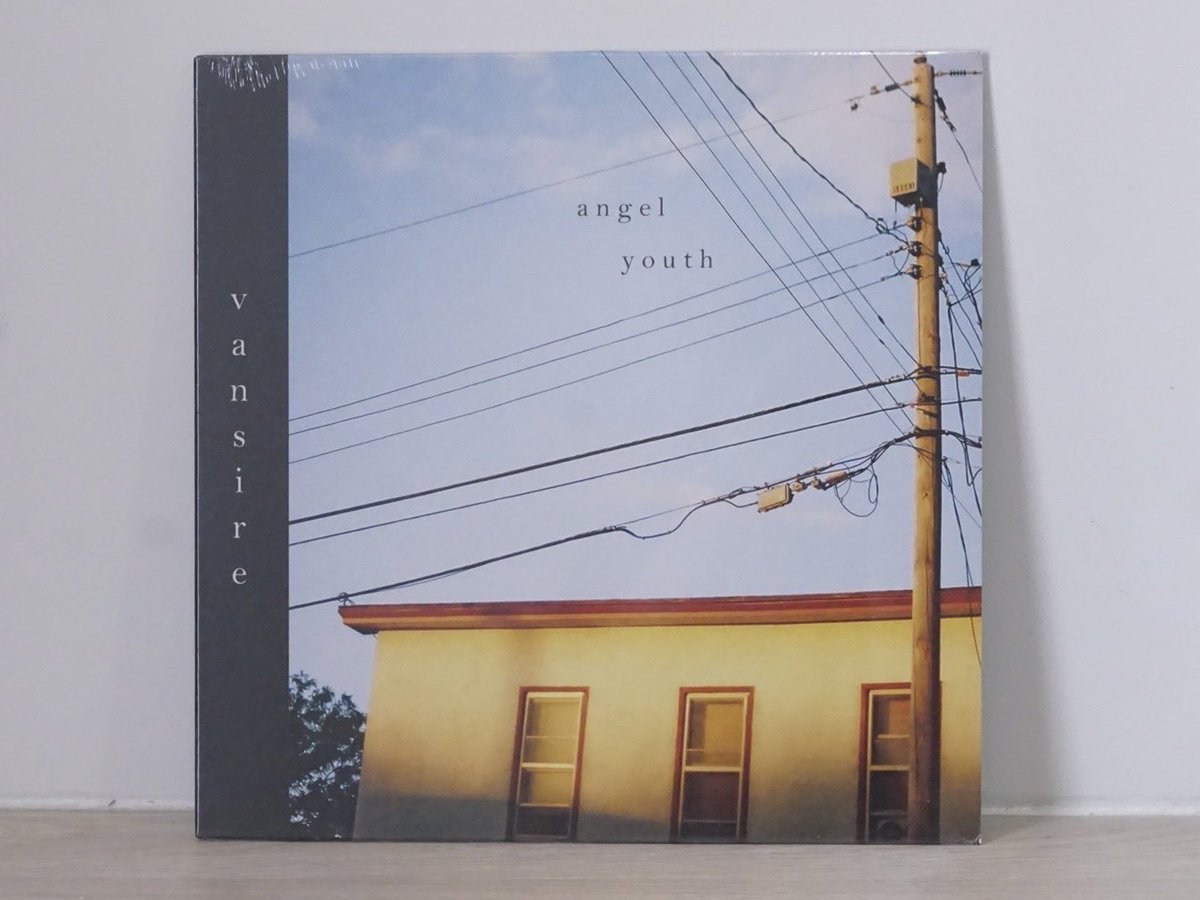 SupAppMimu's tweet photo. แผ่นเสียงวงโปรด ส่งต่อให้คนพิเศษ 🎵

Angel Youth – Vansire 💿

เคยเห็นน้องมิ้มพูดถึงวง Vansire เลยตั้งใจตามหาแผ่นเสียงของวงนี้ เพื่อมอบเป็นของขวัญวันเกิดให้น้องมิ้ม

เป็นแผ่นเสียงที่เริ่มหายากแล้ว ทางบ้านซัพติดต่อสอบถามไปหลายร้านมาก เพราะรู้ว่าพรีออเดอร์ไม่ทันแน่นอน แต่โชคยังเข้าข้าง เพราะได้แผ่นสุดท้ายของทางร้านมาพอดี จึงได้มาเป็นของขวัญชิ้นพิเศษสำหรับเด็กจิ๋วในวันนี้ 

หวังว่าแผ่นเสียงแผ่นนี้ และทุกบทเพลงที่น้องชอบ จะคอยอยู่เป็นเพื่อนในวันที่เหนื่อย และช่วยฮีลหัวใจของน้องได้เสมอนะคะ 🥺🤍

AMMIREY WITH MIM 26 BIRTHDAY
#Mimu26thbirthday 
#Mimpanthita