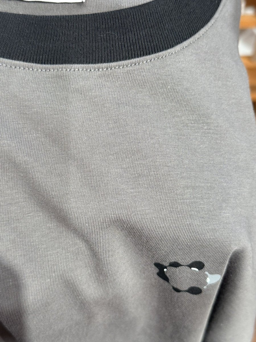 sharpon13's tweet photo. アーバンリサーチちょっと見るだけと訪れたところこれかわいいやん！と夫が万博コラボTシャツを気に入り私がレジに並んでいたら「このバックもかわいいで」と持ってきた😆「持ってる！」と答えたらさすがと言われた😂
万博グッズを見たり買ったりがすっかり趣味の一つになってます😆
#万博グッズ https://t.co/8dWwcpbdok