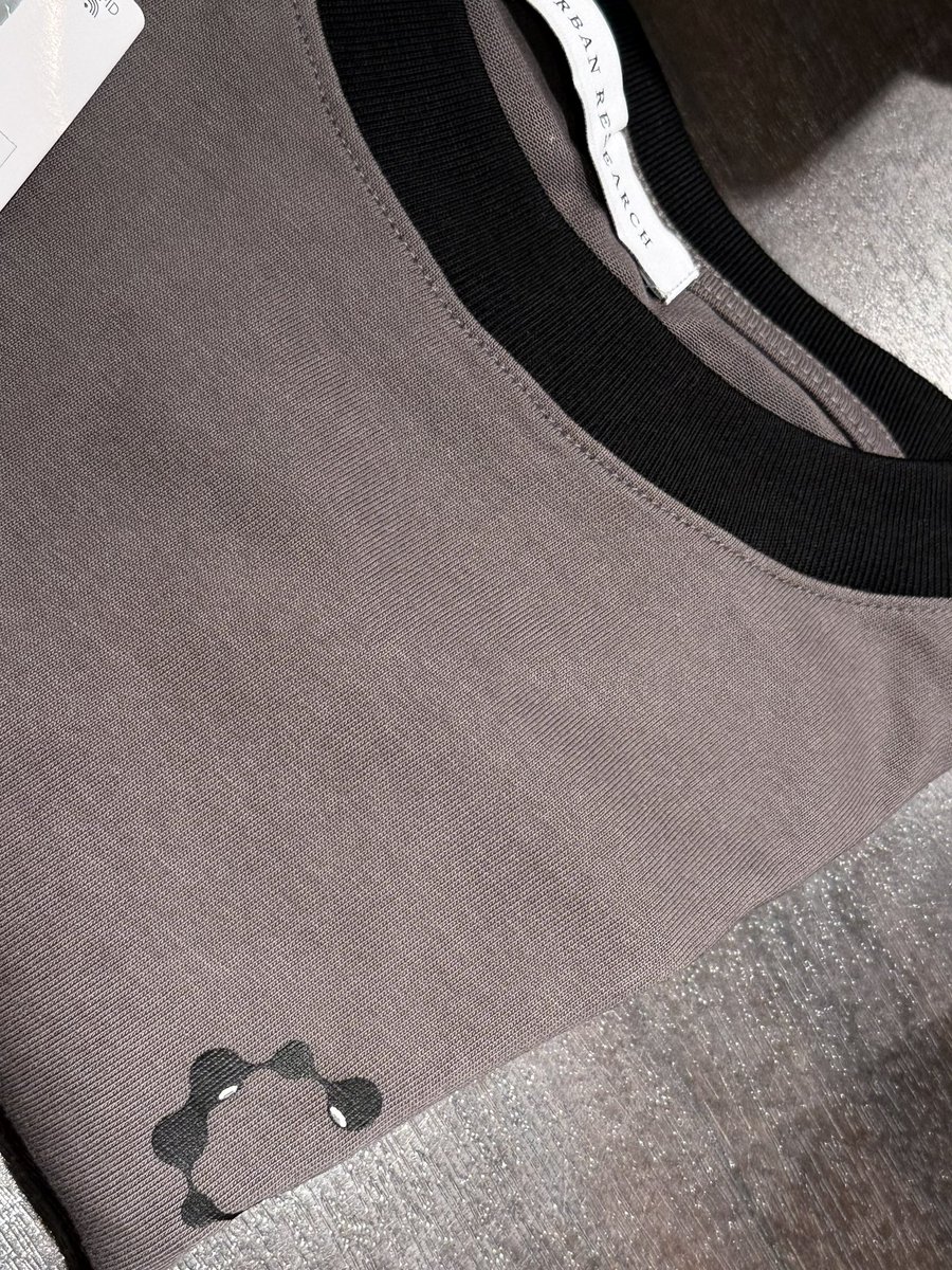 sharpon13's tweet photo. アーバンリサーチちょっと見るだけと訪れたところこれかわいいやん！と夫が万博コラボTシャツを気に入り私がレジに並んでいたら「このバックもかわいいで」と持ってきた😆「持ってる！」と答えたらさすがと言われた😂
万博グッズを見たり買ったりがすっかり趣味の一つになってます😆
#万博グッズ https://t.co/8dWwcpbdok