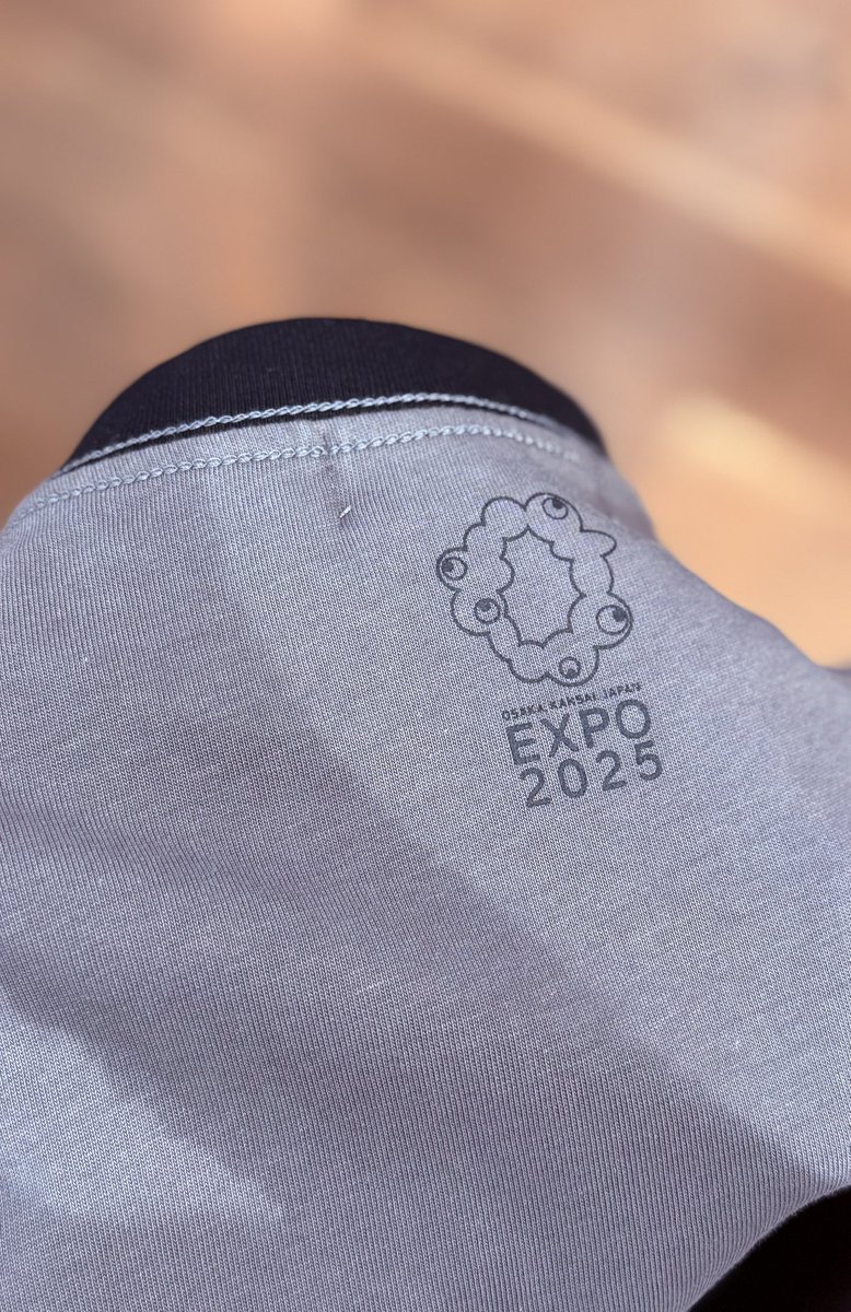 sharpon13's tweet photo. アーバンリサーチちょっと見るだけと訪れたところこれかわいいやん！と夫が万博コラボTシャツを気に入り私がレジに並んでいたら「このバックもかわいいで」と持ってきた😆「持ってる！」と答えたらさすがと言われた😂
万博グッズを見たり買ったりがすっかり趣味の一つになってます😆
#万博グッズ https://t.co/8dWwcpbdok