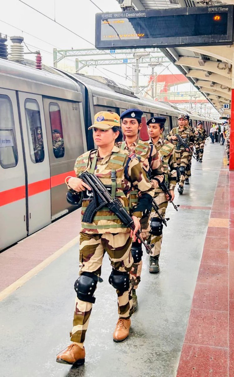 AIRNewsHindi's tweet photo. #CISF ने दिल्ली मेट्रो के #QRT विंग में महिला कमांडो को शामिल किया है।
CISF ने #दिल्ली #मेट्रो में सुरक्षा और इमरजेंसी रिस्पॉन्स को मज़बूत करने के लिए 'क्विक रिएक्शन टीम' (QRT) में 22 महिला कमांडो को शामिल किया है।
राजीव चौक और कश्मीरी गेट जैसे अहम स्टेशनों पर तैनात इन कमांडो ने खास ट्रेनिंग ली है, जिससे जेंडर-इन्क्लूसिव और फुर्तीला सुरक्षा सिस्टम और बेहतर हुआ है।