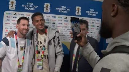 infobae's tweet photo. EL PEDIDO DE LOS JUGADORES DE CABO VERDE A MESSI DESPUÉS DEL PARTIDO: LA REACCIÓN DEL CAPITÁN

La Pulga se detuvo en zona mixta para cumplir el deseo de sus rivales tras la sufrida clasificación de la Albiceleste en Miami.

La selección argentina necesitó 120 minutos de sufrimiento para doblegar a Cabo Verde por 3-2 en el Estadio Miami y avanzar a los octavos de final del Mundial 2026. La Albiceleste estuvo dos veces al frente en el marcador, pero el combinado debutante le arrancó la igualdad en ambas ocasiones y estuvo muy cerca de forzar los penales contra el vigente campeón. Al término del partido, la noche tuvo un epílogo inesperado en zona mixta: dos jugadores del cuadro africano esperaron a que Lionel Messi terminara su ronda de declaraciones para pedirle una foto antes de que se marchara en el micro del equipo.

Infobae 📎 https://t.co/3NxZbsEalr