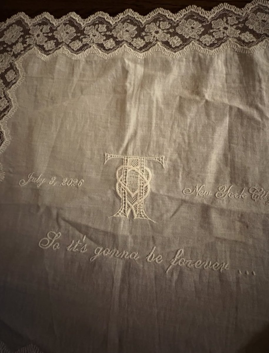 taylorswiftes_'s tweet photo. Maren Morrish ha compartido a través de instagram una foto del regalo que Taylor y Travis repartían a sus invitados.

Es en una especie de pañuelo bordado con el logo de la boda, datos de la fecha y el lugar y una frase de ‘Blank Space’ (la canción de Taylor favorita de Travis). https://t.co/aZbyWvbdh6