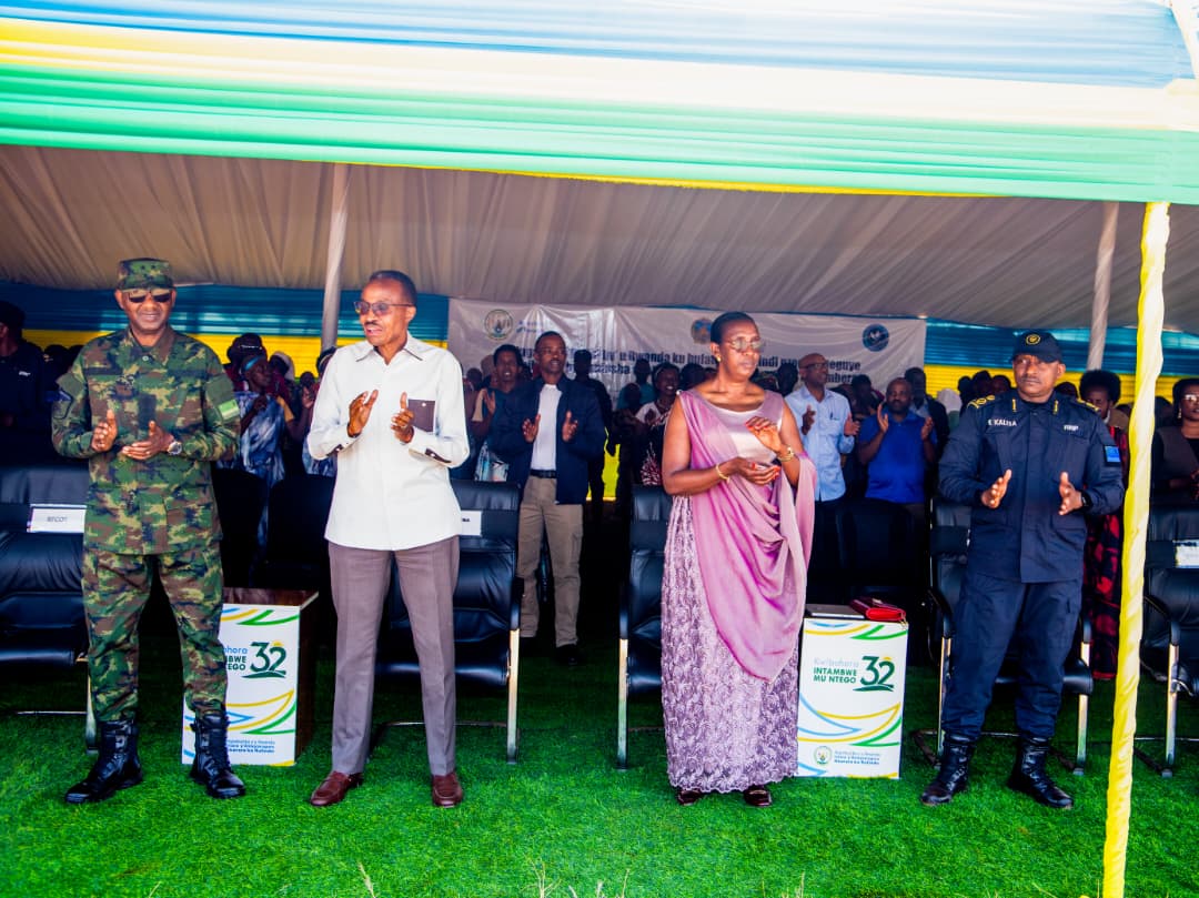 RwandaMoD's tweet photo. On 4 July 2026, during the closing ceremony of the Defence and Security Citizen Outreach Programme, five houses were officially handed over to the vulnerable families in Mvuzo Village, Mvuzo Cell, Murambi Sector, Rulindo District. The constructed houses were Built under a two-in-one design. Each of the  houses accommodates two families, bringing the total number of 10 families benefited.

 Minister in Charge of Emergency Management Maj Gen (Rtd) Albert Murasira, presided over the handover ceremony alongside Chief of Staff Reserve Force Maj Gen Alex Kagame, the Mayor of Rulindo District Ms. Judith Mukangirigira, Northern Province Police Commander ACP Kalisa, and other leaders. 

The beneficiaries expressed their gratitude to His Excellency the President of the Republic of Rwanda, the Rwanda Defence Force (RDF) and the Rwanda National Police (RNP) for their support and pledged to take good care of the houses.
==========================
Ku wa 4 Nyakanga 2026, mu muhango wo gusoza Gahunda y'Ibikorwa by'Ingabo na Polisi by' u Rwanda  bigamije gufasha abaturage mu iterambere, amazu atanu yashyikirijwe ku mugaragaro imiryango itishoboye yo mu Mudugudu wa Mvuzo, Akagari ka Mvuzo, Umurenge wa Murambi, Akarere ka Rulindo.

Ayo mazu yubatswe hakoreshejwe uburyo bw' inzu ebyiri muri rimwe (2-in-1), aho buri nzu icumbikira imiryango ibiri. Muri rusange imiryango 10 niyo yatujwe muri ayo mazu.

Umuhango wo gushyikiriza abo baturage amazu wayobowe na Minisitiri ushinzwe ibikorwa by'ubutabazi, Maj Gen (Rtd) Albert Murasira, ari kumwe n' Umugaba w'Inkeragutabara, Maj Gen Alex Kagame, Umuyobozi w'Akarere ka Rulindo, Madamu Mukanyirigira Judith, Umuyobozi wa Polisi mu Ntara y'Amajyaruguru, ACP Edmond Kalisa, ndetse n'abandi bayobozi.

Abashyikirijwe ayo mazu bashimiye Nyakubahwa Perezida wa Repubulika y'u Rwanda, Ingabo na Polisi by'u Rwanda  ku bikorwa babakoreye, baniyemeza kubungabunga amazu bahawe.