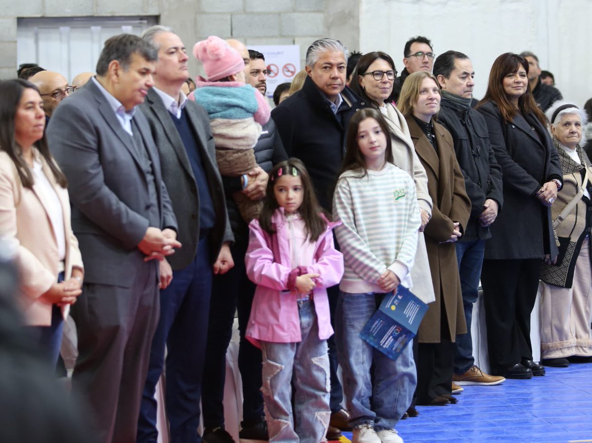 Rolo_Figueroa's tweet photo. CUANDO LA COMUNIDAD CRECE, NEUQUÉN AVANZA

Estamos convencidos de que la mejor manera de construir la Neuquén del futuro es hacerlo junto a la comunidad, fortaleciendo los espacios donde las personas aprenden, se encuentran y crecen.
Hoy inauguramos las nuevas instalaciones del Instituto Movente de Centenario, una obra realizada a través del #ProgramaClubesSociales que impulsa la Provincia para ampliar oportunidades y consolidar espacios de educación, deporte e integración.
Sabemos que todavía queda mucho por hacer, pero también sabemos que el camino se recorre entre todos, con obras concretas que mejoran la vida de cada comunidad.
#ObraStábile