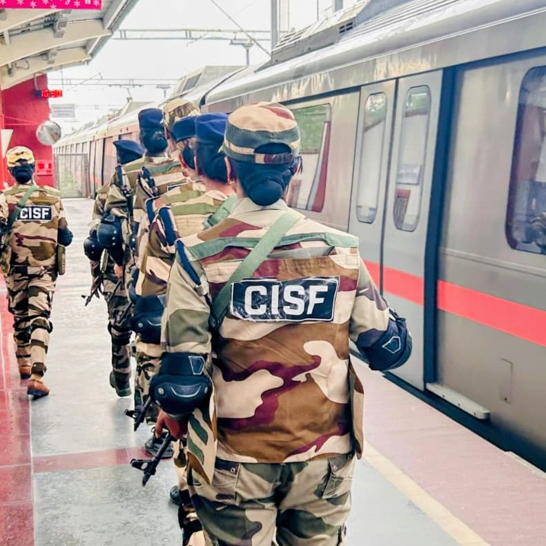 AIRNewsHindi's tweet photo. #CISF ने दिल्ली मेट्रो के #QRT विंग में महिला कमांडो को शामिल किया है।
CISF ने #दिल्ली #मेट्रो में सुरक्षा और इमरजेंसी रिस्पॉन्स को मज़बूत करने के लिए 'क्विक रिएक्शन टीम' (QRT) में 22 महिला कमांडो को शामिल किया है।
राजीव चौक और कश्मीरी गेट जैसे अहम स्टेशनों पर तैनात इन कमांडो ने खास ट्रेनिंग ली है, जिससे जेंडर-इन्क्लूसिव और फुर्तीला सुरक्षा सिस्टम और बेहतर हुआ है।