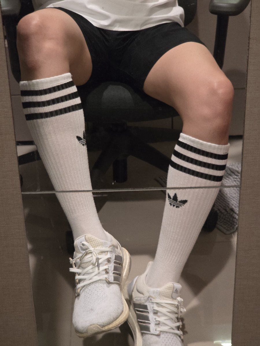 MC_TyPhoon's tweet photo. ลงไปยิมสักหน่อยดีกว่า 🤍🧦 https://t.co/PbJZ6pkBev