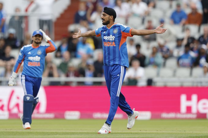 Talk about a dream start 🤌  Arshdeep Singh strikes TWICE in the opening over ✌️